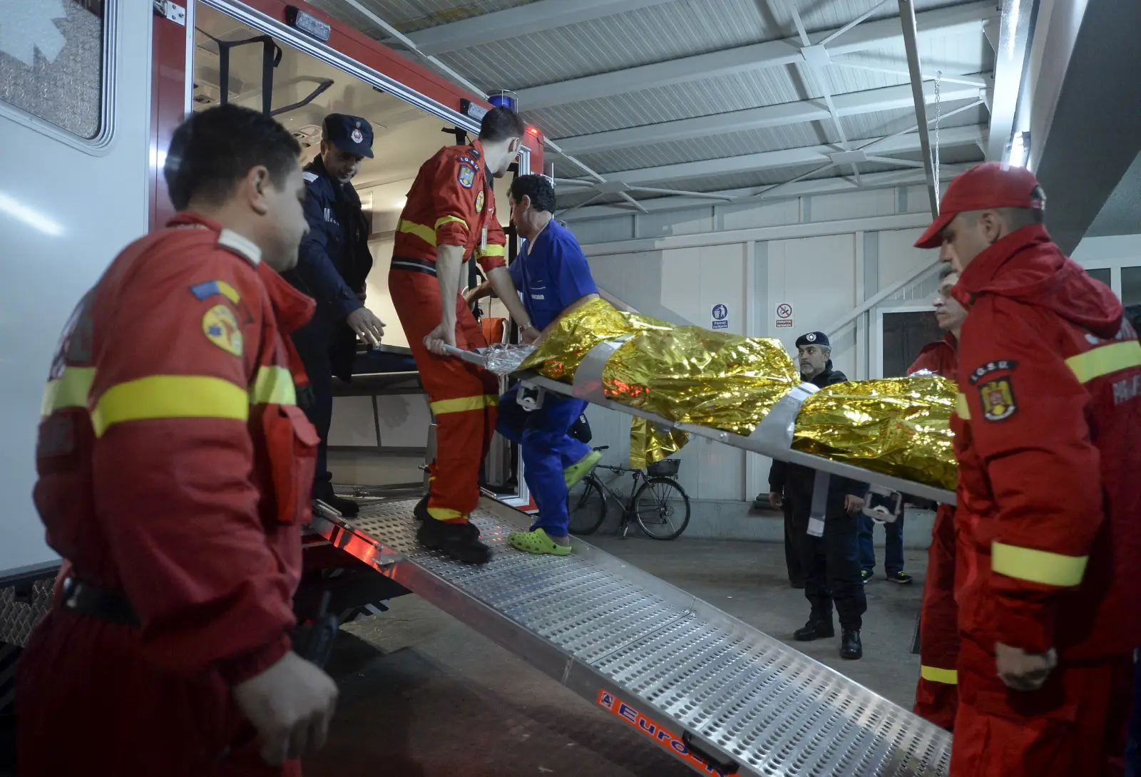 Парамедики доставляют в больницу пострадавших во время пожара в ночном клубе Colectiv