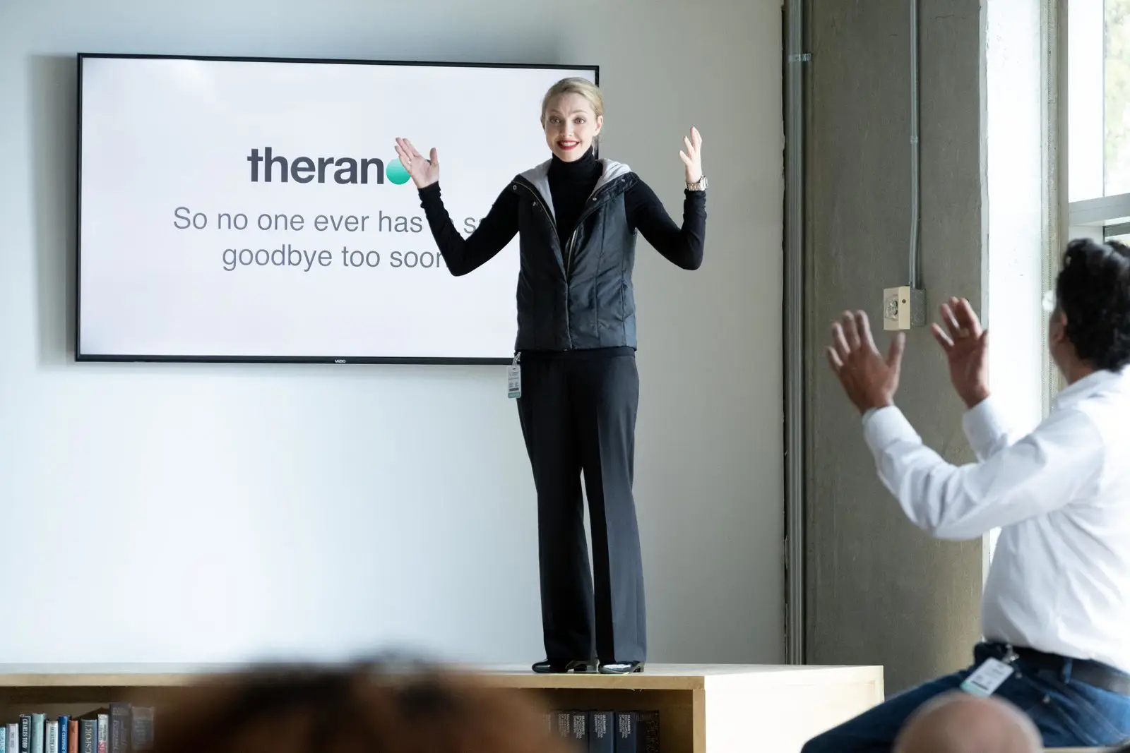 Кадр из сериала «Выбывшая» об истории Theranos